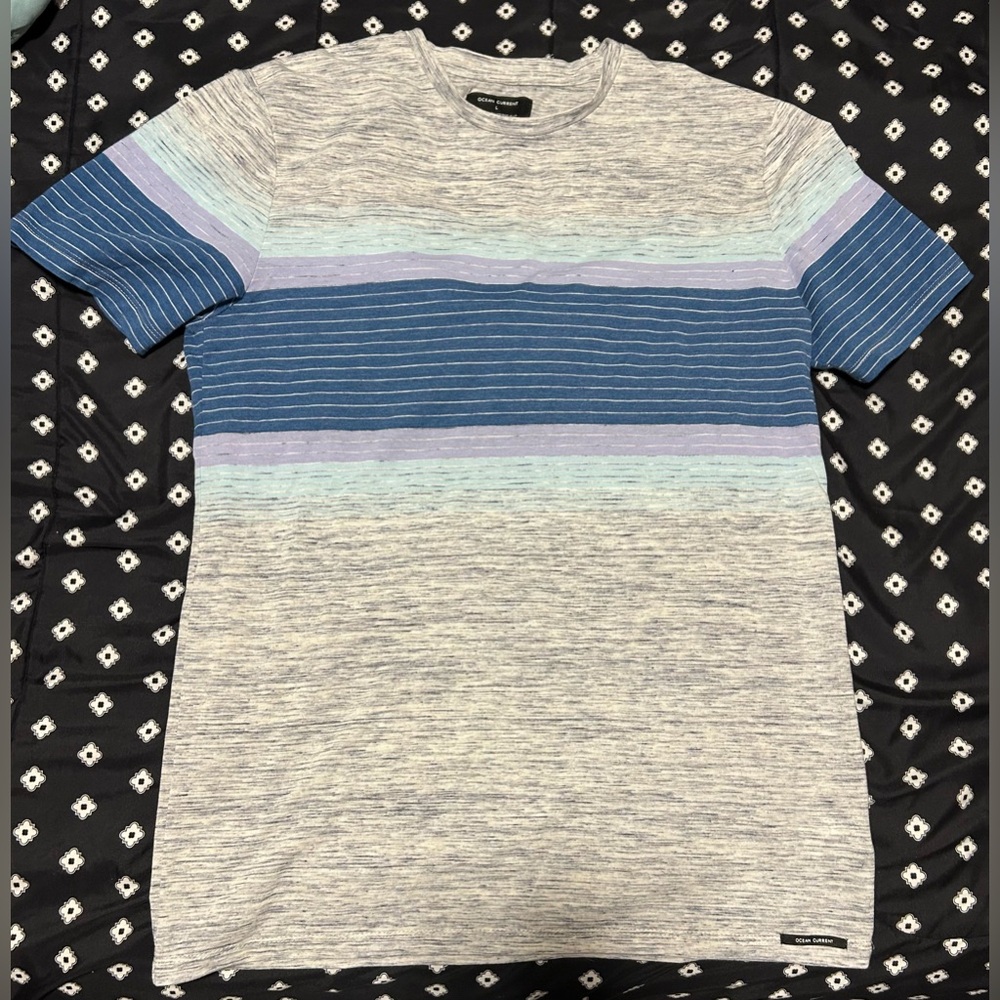 Ocean Current Men's Blue and Gray Striped Tee- size l